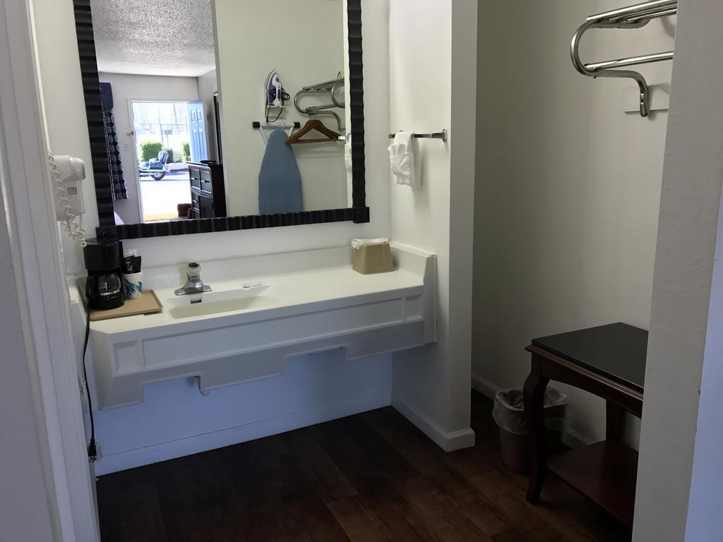 Americas Best Value Inn & Suites 러셀빌 외부 사진