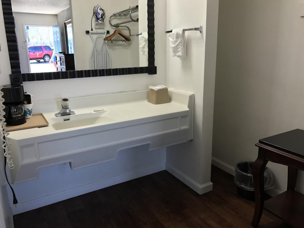 Americas Best Value Inn & Suites 러셀빌 외부 사진